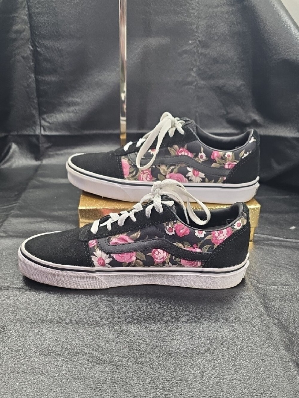 Vans Black Low-Top Sneakers with Pink Floral Panels Womens Sz. 8 - Picture 2 of 6